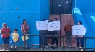 Se manifiestan por falta de un maestro y advierten con tomar escuela 