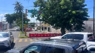 Continúa caos vial en Simón Bolívar por trabajos de reparación