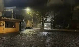 Muere joven tras quedar atrapada en inundación dentro de negocio en Xalapa