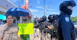 Retiran por la fuerza a padres de familia que se manifestaban en Boca del Río