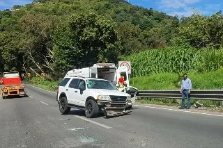 Dos lesionados en volcadura de camioneta en la autopista Orizaba-Puebla