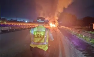 Cierre total en autopista Córdoba-Puebla por vehículo incendiado a esta altura