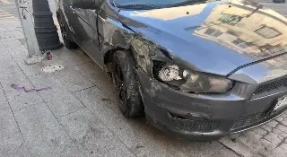 Auto termina impactando luminaria en el Centro Histórico ¿Qué pasó?