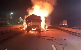 Incendio de dos vehículos cierra autopista de Veracruz