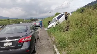 Se salen del camino y provoca reducción de carril en autopista Orizaba - Fortín