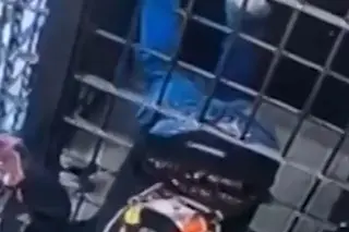 1. Captan en video insólita fuga: preso sale de su celda por una pequeña abertura
