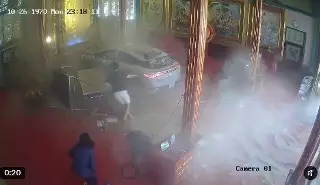 Oraban en santuario cuando se les apareció un auto eléctrico, en Bangkok (+Video)