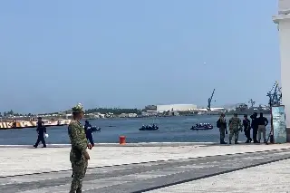 Veracruzanos se sorprenden con ensayo del desfile de la Armada de México