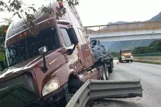 Accidente en autopista Orizaba - Puebla; tractocamión se sale del camino