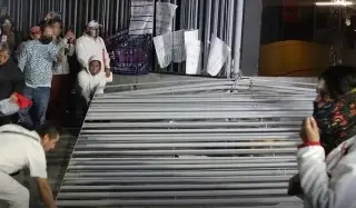 Trabajadores del IMSS derriban puertas de sede sindical durante protesta en CDMX