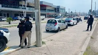 Detienen a 2 presuntos cobradores de piso tras persecución en Coatzacoalcos