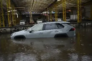 Lluvias vuelven a inundar Xalapa; autos quedan atrapados