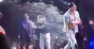 Le tiran agua al Bogueto y se baja del escenario en pleno concierto, en Veracruz