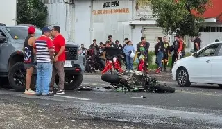 Muere motociclista tras chocar en carretera de Veracruz. Detienen a conductora