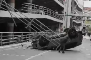Vehículo cae desde tercer nivel de plaza comercial (+Video)