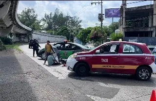 Accidente entre taxi y motociclista provoca caos vial en Ejército Mexicano