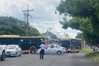 Bloqueo en Díaz Mirón provoca caos vial; ciudadanos tienen que caminar