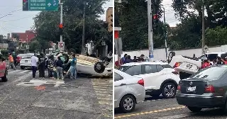 Choque deja un vehículo volcado y una persona lesionada en avenida de Xalapa
