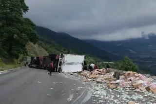 Vuelca camión de carga sobre la autopista Acatzingo - Cd. Mendoza