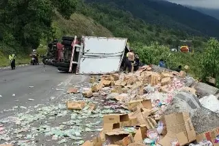 Vuelca tráiler en Cumbres de Maltrata; muere el operador
