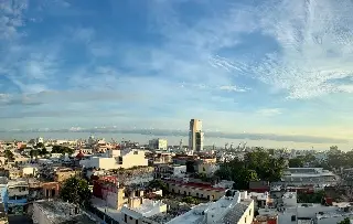 Larga nube de rollo sorprende en Veracruz