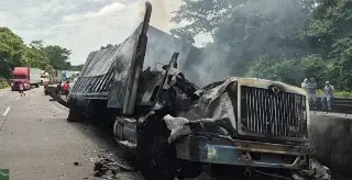 Cierran autopista Córdoba-Veracruz por choque e incendio de camión