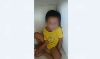 ¡Buscan a sus familiares! Niño andaba solo y casi lo atropellan, es resguardado en terminal de camiones