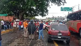 Taxistas cierran acceso a Tuxpan tras aseguramiento de vehículos