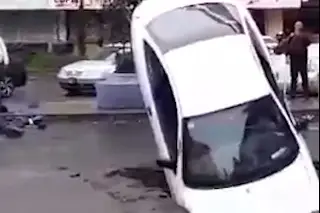 Automóvil cae en socavón frente a hospital este viernes