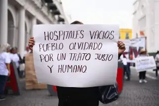 Bajo la lluvia, protestan trabajadores del IMSS en Xalapa; exigen esto