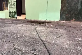 Así dan electricidad a viviendas del centro de Veracruz: un cable expuesto en pleno paso