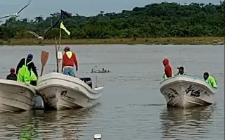 Rescatan a dos menores y cierran playas por oleaje en Cazones