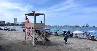 Bañistas ingresan al mar pese a banderas rojas en playas de Veracruz 