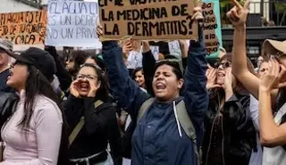 Lanzan agua sucia y botellas a policías durante protesta en Jalisco; reportan detenidos
