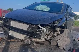 Choca contra bolardo y destroza su auto en Veracruz 