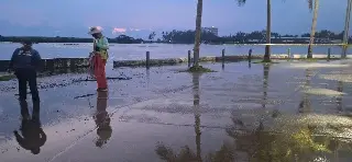 Limpian Plaza Banderas y calles de Boca del Río tras mar de fondo
