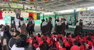 Con danzas de tres países, celebran el 12 de octubre en escuela de Veracruz