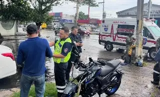 ¡Lo chocó y huyó! Taxista deja a motociclista tirado en avenida de Boca del Río