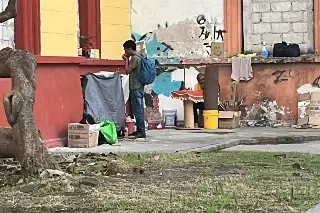 Instalan refugios improvisados afuera del Ex Penal Ignacio Allende