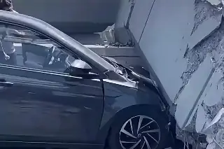 Grúa derriba puente peatonal en Monterrey y cae sobre auto; esto se sabe