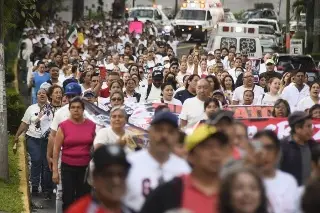 ¿Por qué marcharon trabajadores del IMSS en Xalapa?; estas son sus principales demandas