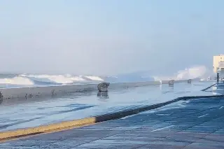 Podrían cerrarán bulevar por oleaje elevado en Boca del Río; es irresponsable tomarse fotos 