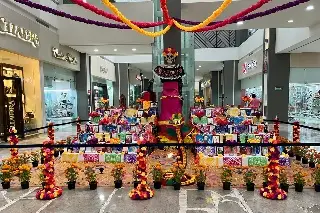 La Catrina y Quetzalcóatl reciben a los visitantes en monumental altar de muertos en Plaza Américas