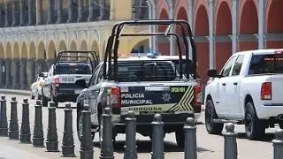 Mujer muere al caer de balcón de bar 