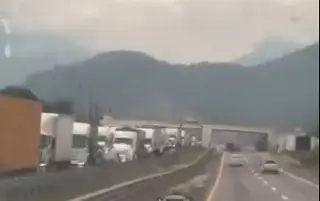 Reportan tráfico lento por mantenimiento en autopista Ciudad Mendoza-Córdoba