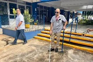 Estudiantes de Veracruz crean bastón con IA que se convierte en los ojos de personas ciegas
