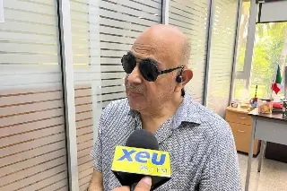 Perdió la vista y ahora un bastón inteligente le ayuda hasta cuando cocina; esta es su historia (+video)