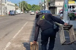 Tránsito de Veracruz va contra quienes apartan lugares de estacionamiento en la vía pública