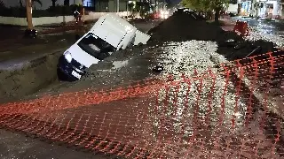 ¡Se fue al vacío! Camioneta cae a una zanja en Veracruz