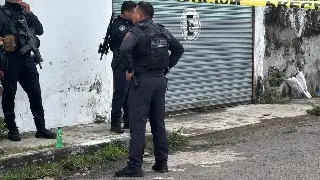 Muere hombre en la vía pública; las personas le llevaron flores  